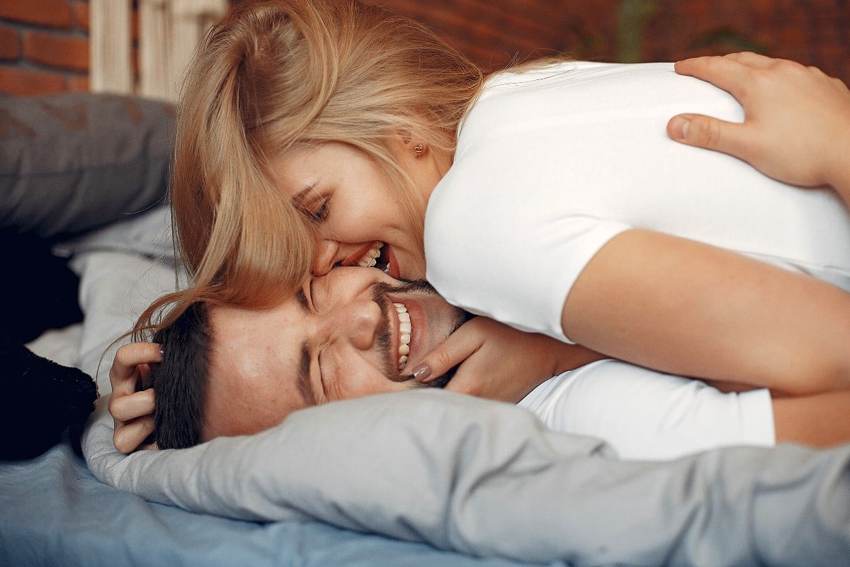 Una coppia felice a letto dopo aver fatto sesso a lungo.